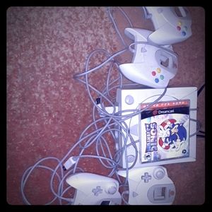 SEGA DREAM CAST 4 CONTROLLERS ,ADDITIONAL GAMES